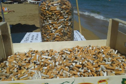 “Per ogni cicca vi pago 1 cent”  <br /> Così fa ripulire la spiaggia di Noto