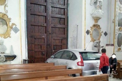 Caltanissetta, quell’auto in cattedrale che fa impazzire il web