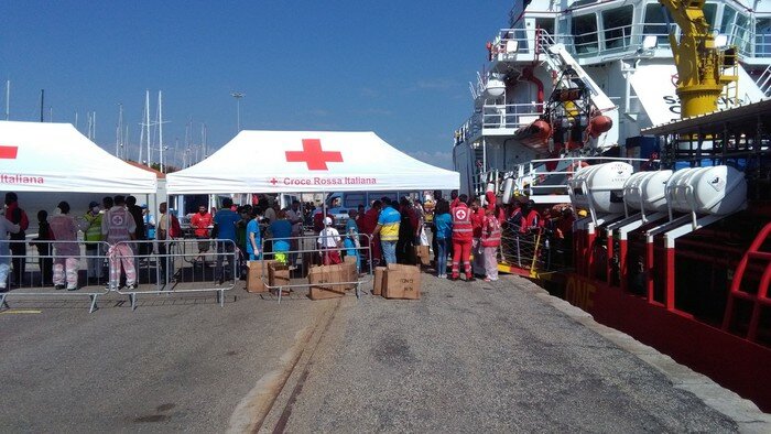Migranti: nave Vos Hestia con 507 in porto Crotone