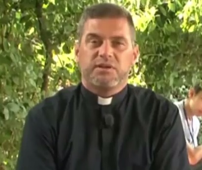 Prete fa sesso con una 13enne: c’è un video di due ore