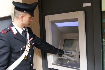Trucco della forchetta per rubare soldi al bancomat: arrestato