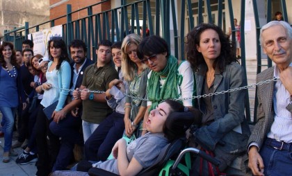 Palermo, per protesta si incatenano gli studenti disabili